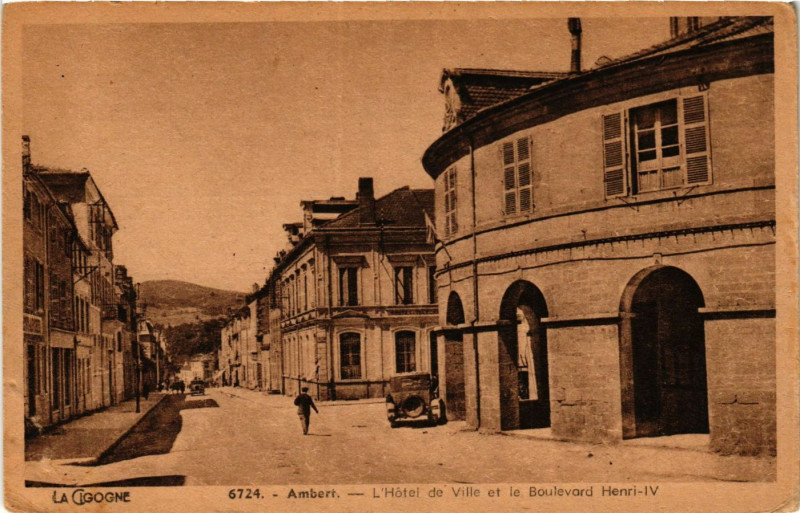 Carte postale ancienne Ambert L'Hotel e Ville et le Boulevard Henri Iv à Ambert