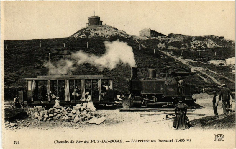 Carte postale ancienne Chemin de Fer du Puy-de-Dome l'Arrivée au Sommet