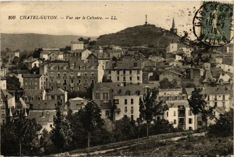 Carte postale ancienne Chatel-Guyon Vue sur le Calvaire à Châtel-Guyon