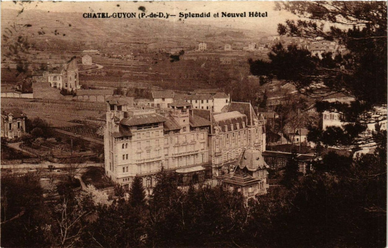 Carte postale ancienne Chatel-Guyon Splendid et Nouvel Hotel à Châtel-Guyon