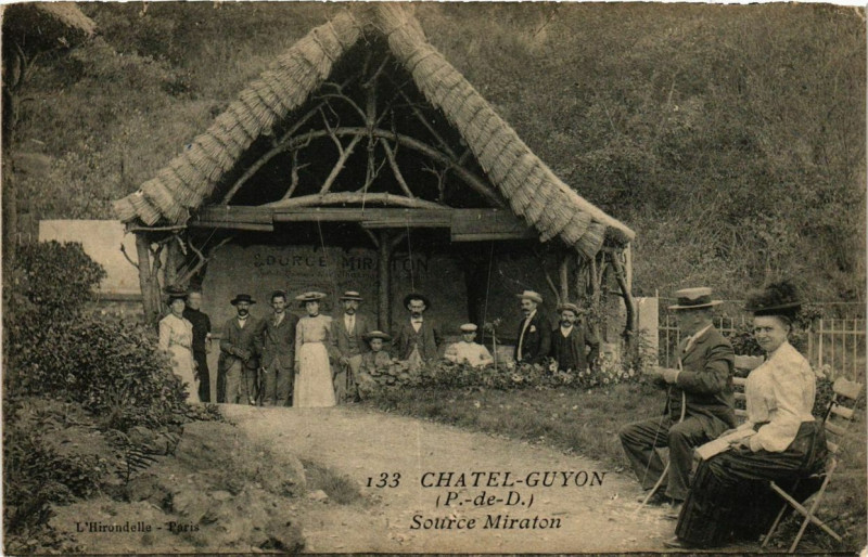 Carte postale ancienne Chatel-Guyon Source Miraton à Châtel-Guyon