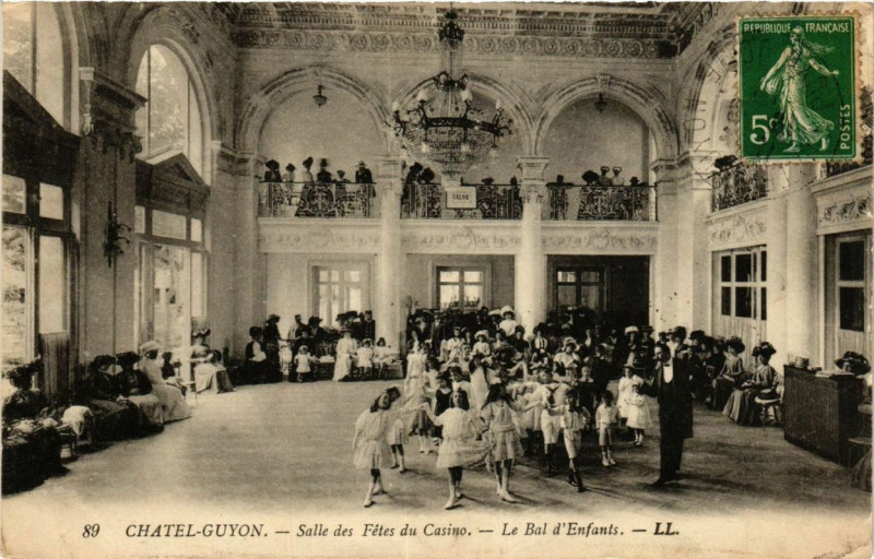 Carte postale ancienne Chatel-Guyon Salle des Fetes du Casino - Le Bal d'Enfants à Châtel-Guyon