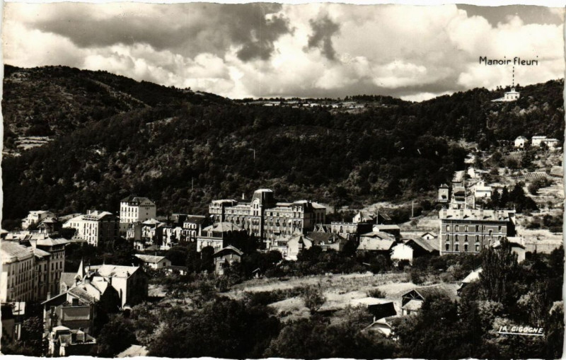 Carte postale ancienne Chatel-Guyon Qualques Hotels vus de la Colline du Calvaire à Châtel-Guyon