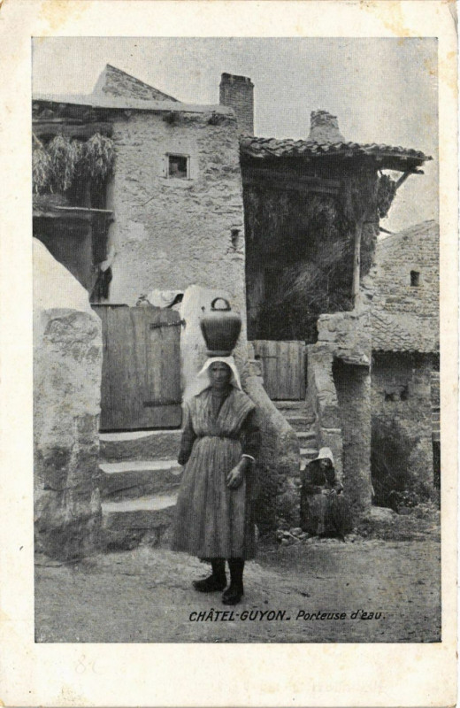 Carte postale ancienne Chatel-Guyon Porteuse d'eau à Châtel-Guyon
