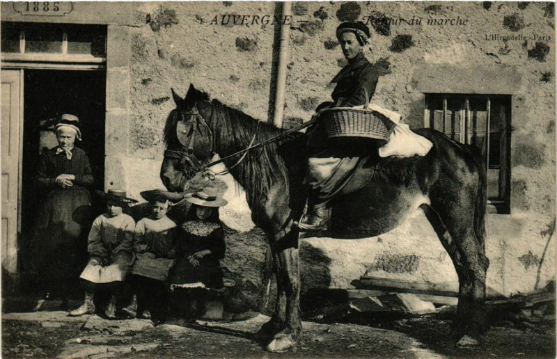 Carte postale ancienne Auvergne - Retour du Marché