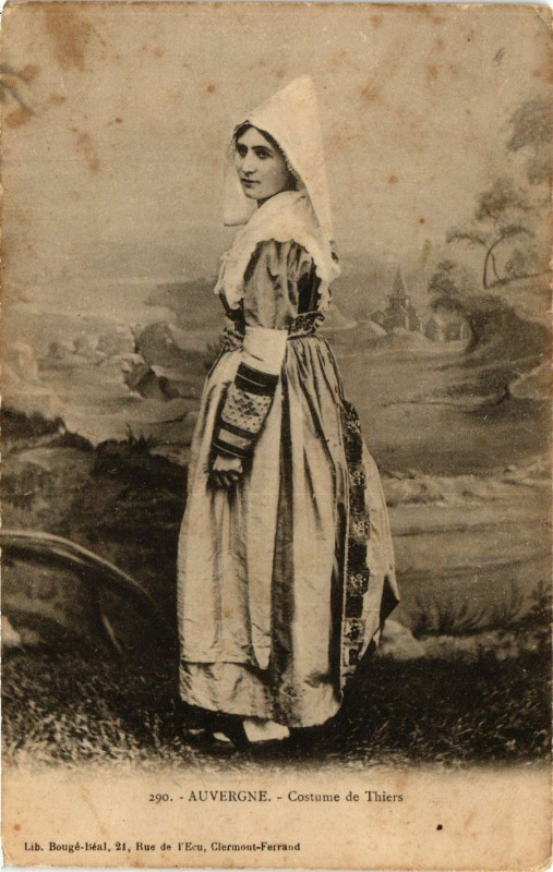Carte postale ancienne Auvergne - Costume de Thiers à Thiers