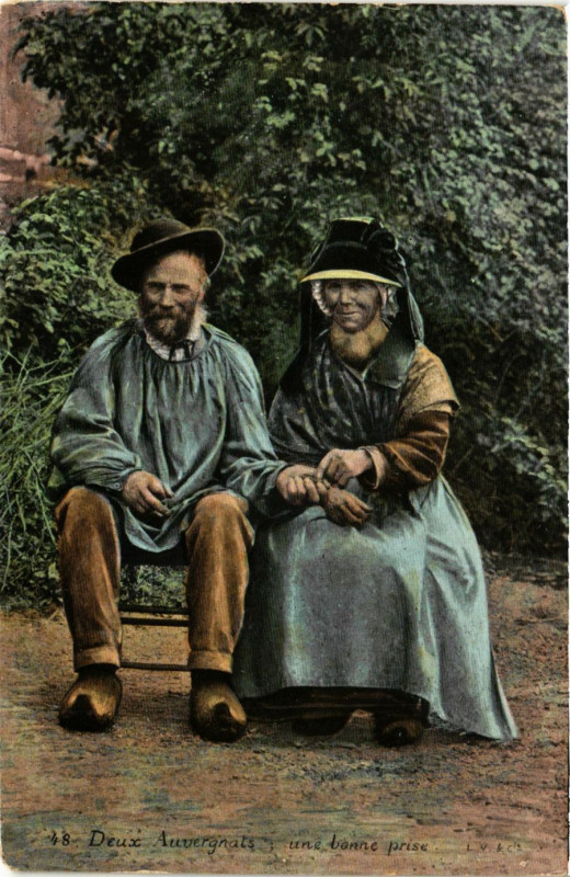 Carte postale ancienne Deux Auvergnants une bonne prise à Ris