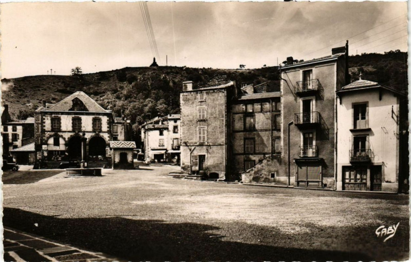 Carte postale ancienne Volvic - Place du Marché à Volvic