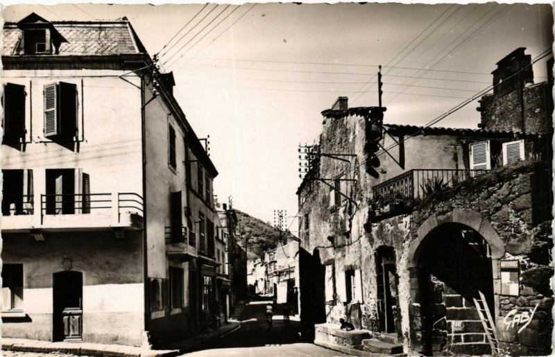 Carte postale ancienne Volvic - La Grande Rue à Volvic