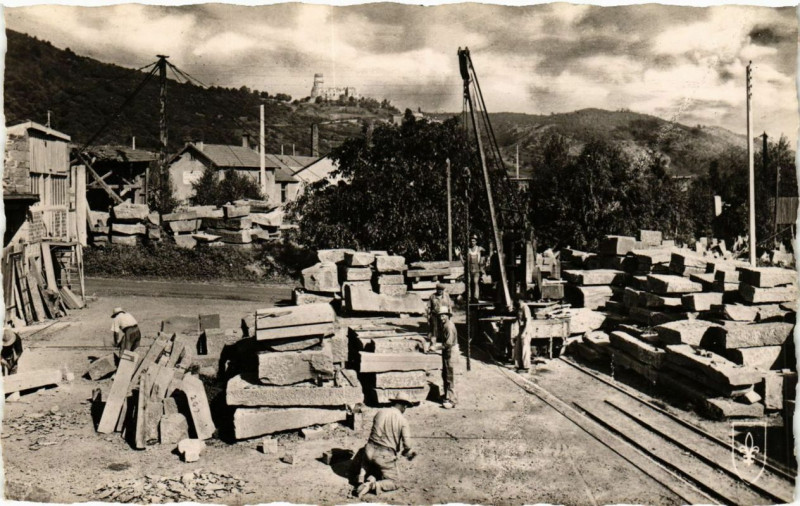 Carte postale ancienne Volvic - Chantier de taille de Pierre de Lave à Volvic