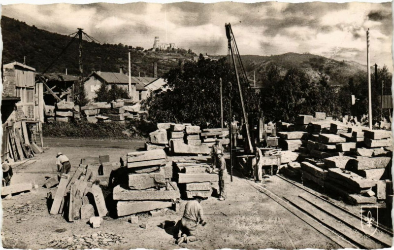 Carte postale ancienne Volvic - Chantier de taille de Pierre de Lave à Volvic