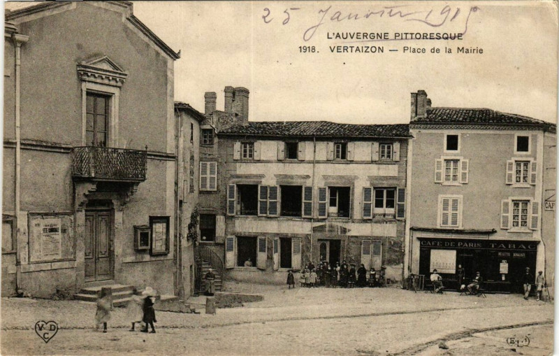 Carte postale ancienne Vertaizon Place de la Mairie à Vertaizon