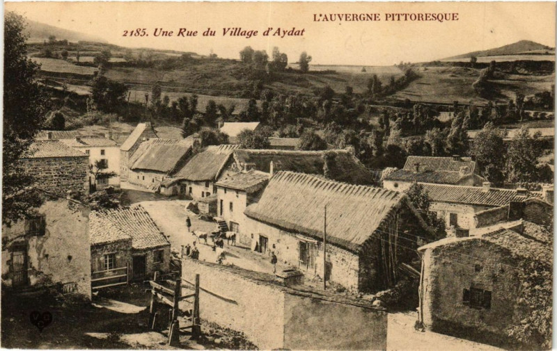 Carte postale ancienne Une rue du village s'Aydat à Aydat