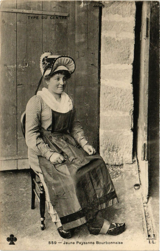 Carte postale ancienne Types du Centre - Jeune Paysanne Bourbonnaise