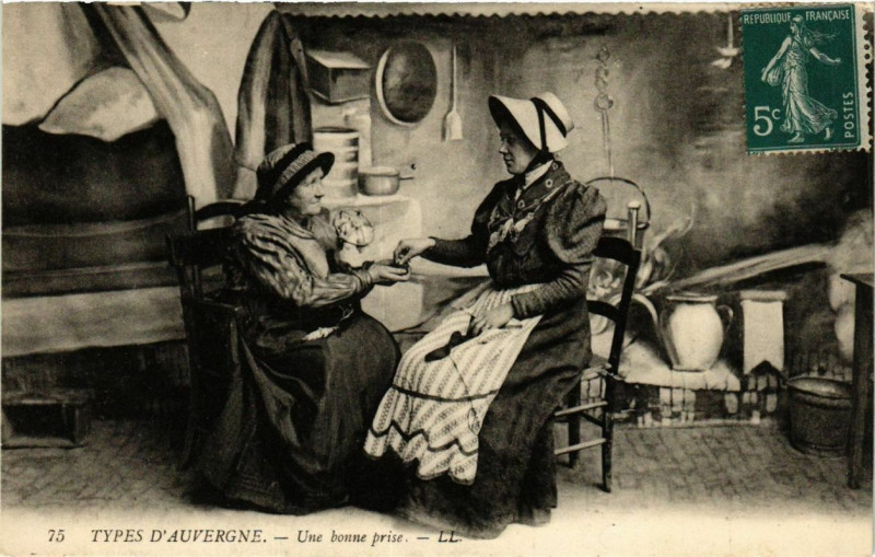 Carte postale ancienne Types d'Auvergne - Une bone prise à Ris