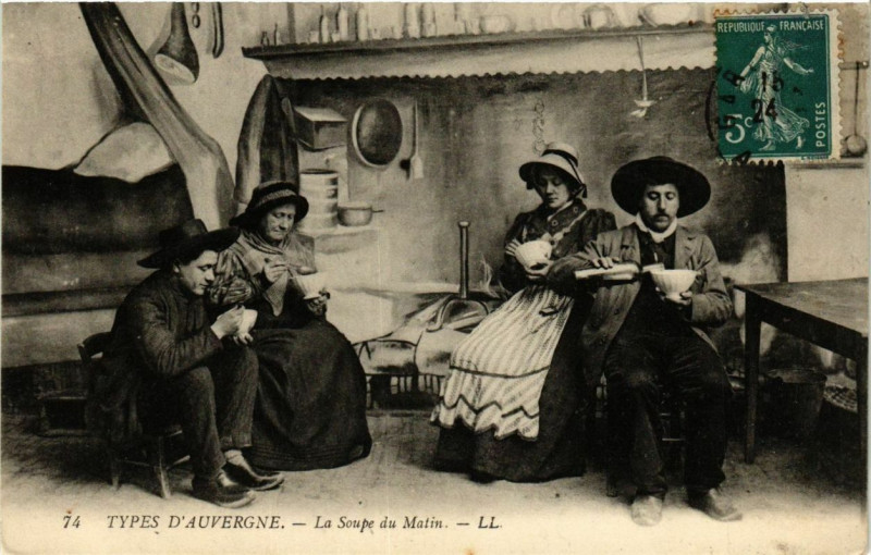 Carte postale ancienne Types d'Auvergne - La Soupe du Matin