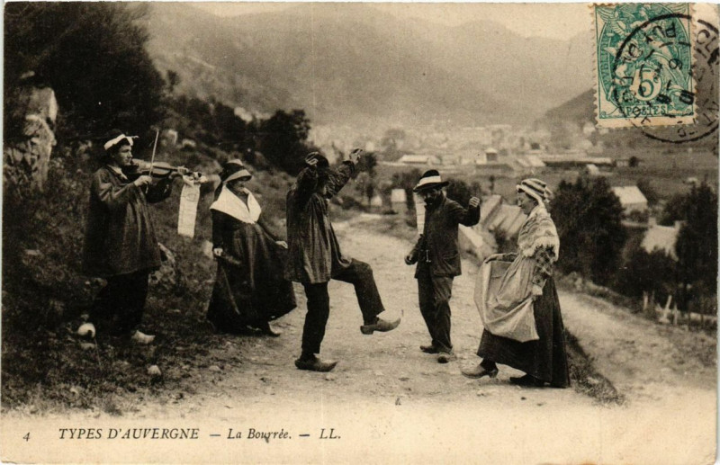 Carte postale ancienne Types d'Auvergne - La Bourrée