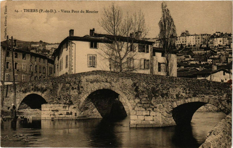 Carte postale ancienne Thiers - Vieux Pont du Moutier à Thiers