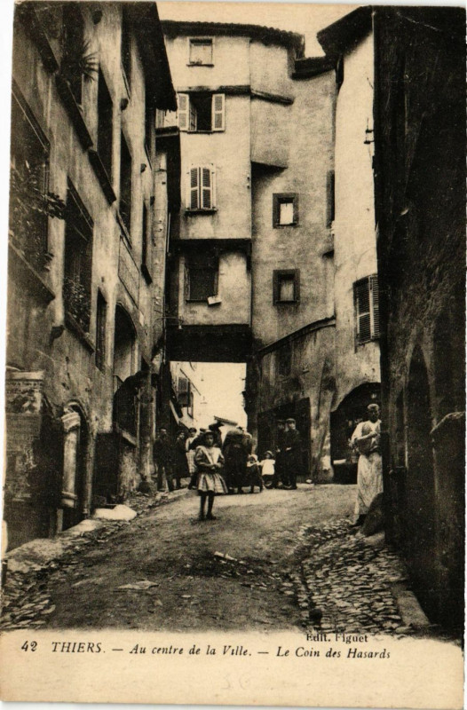 Carte postale ancienne Thiers - Au Centre de la Ville - Le Coin des Hasards à Thiers