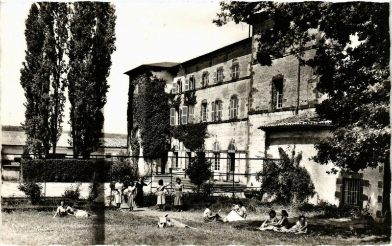 Carte postale ancienne St-Amant-Tallende - Facade du Chateau des Marrants à Tallende