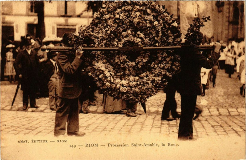 Carte postale ancienne Riom - Procession St-Amable à Riom