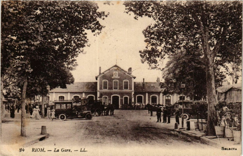Carte postale ancienne Riom - La Gare à Riom