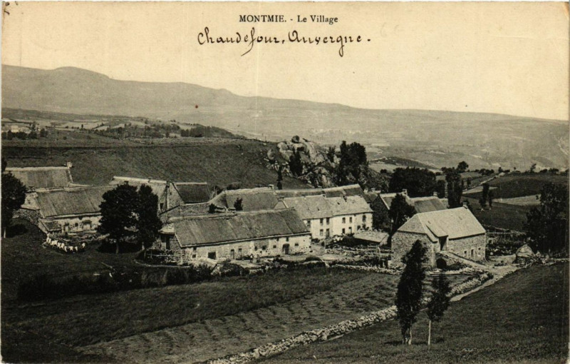 Carte postale ancienne Montmie Le Village