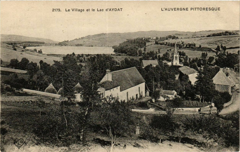 Carte postale ancienne Le Village et le Lac d'Aydat à Aydat