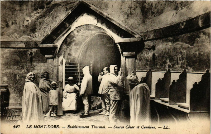 Carte postale ancienne Le Mont-Dore L'Etabl. THERMal - Source Cesar et Caroline à Mont-Dore