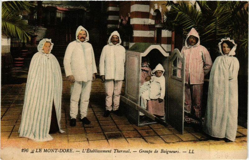 Carte postale ancienne Le Mont-Dore L'Etabl. THERMal - Groupe de Baigneurs à Mont-Dore