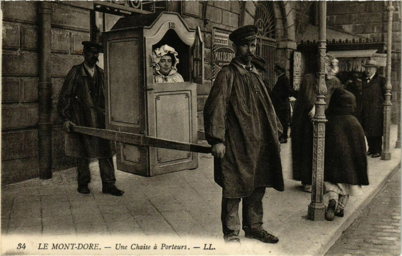 Carte postale ancienne Le Mont-Dore - Une Chaise a Porteurs à Mont-Dore