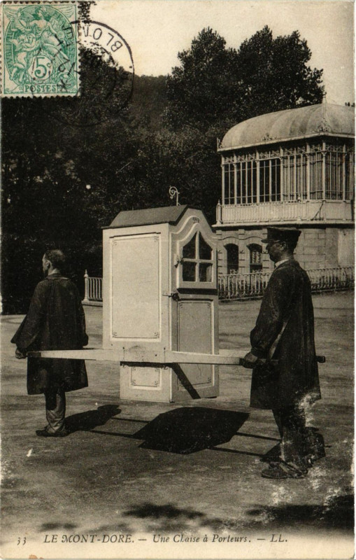 Carte postale ancienne Le Mont-Dore - Une Chaise a Porteurs à Mont-Dore