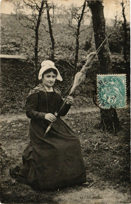Carte postale ancienne Le Cantal pittoresuqe - La Fileuse