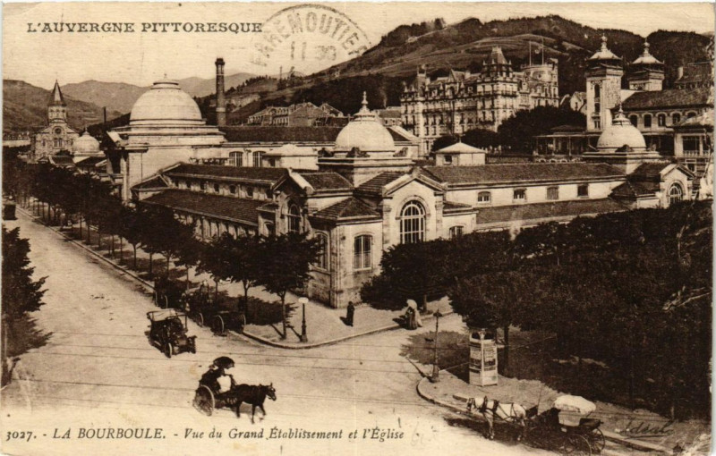Carte postale ancienne La Bourboule Vue du Grand Etabl. et l'Eglise à La Bourboule