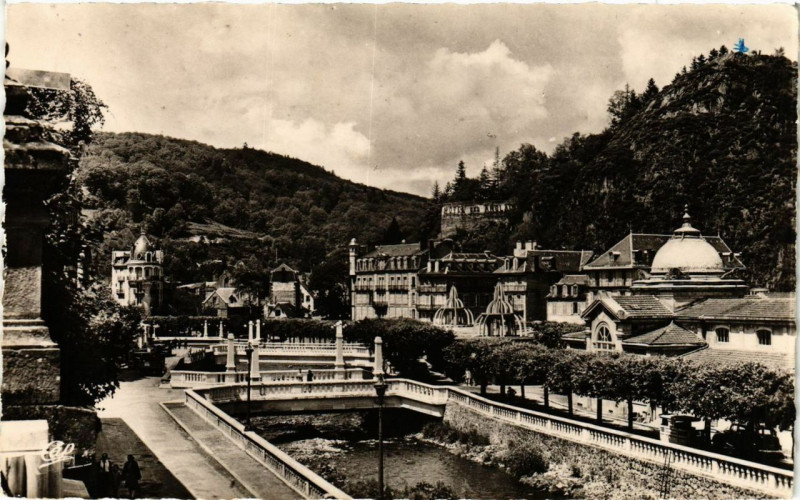 Carte postale ancienne La Bourboule Les Ponts sur la Dordogne à La Bourboule