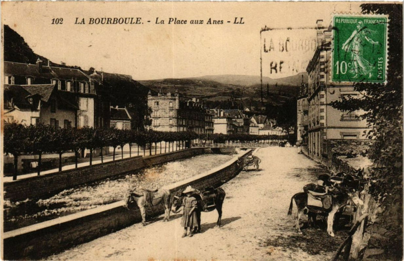 Carte postale ancienne La Bourboule La Place aux Anes à La Bourboule