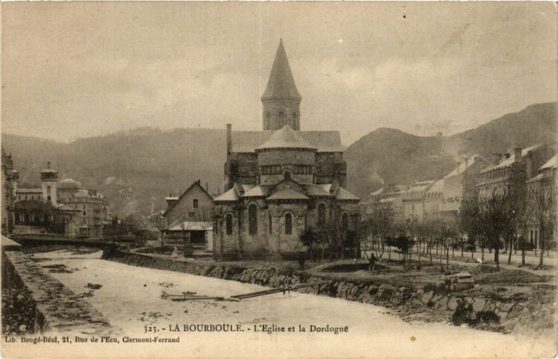 Carte postale ancienne La Bourboule L'Eglise et la Gordogne à La Bourboule