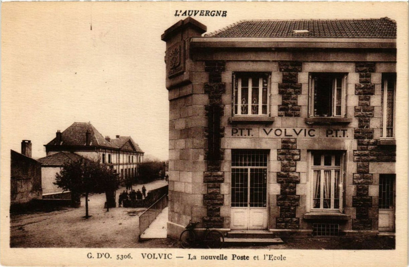 Carte postale ancienne L'Auvergne Volvic - La nouvelle Poste et l'Ecole à Volvic