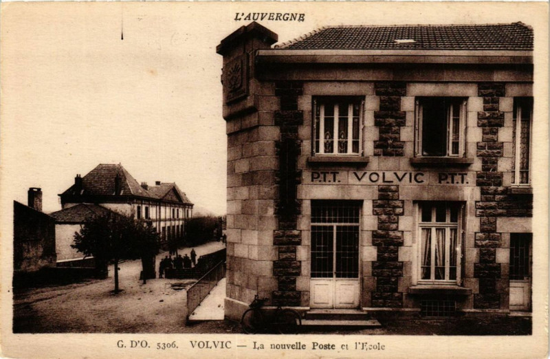Carte postale ancienne L'Auvergne Volvic - La nouvelle Poste et l'Ecole à Volvic