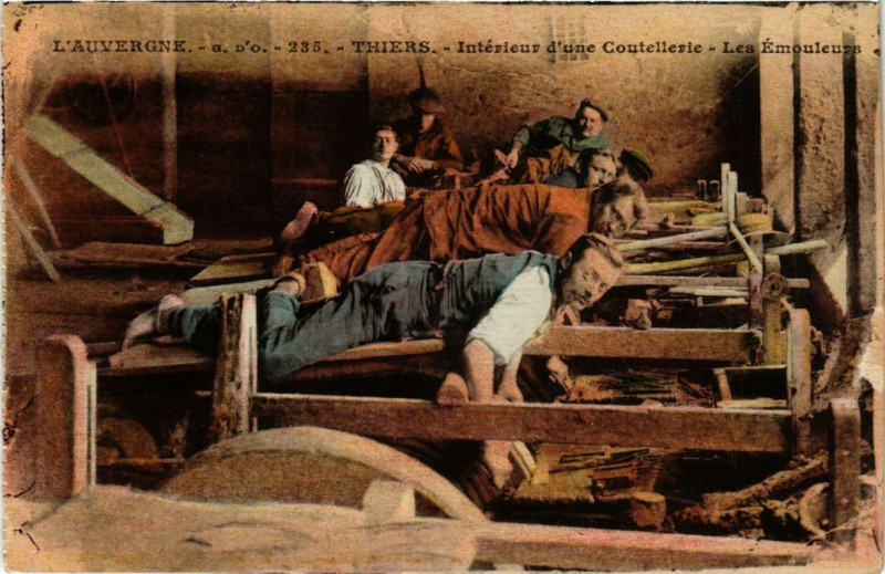 Carte postale ancienne L'Auvergne Thiers Interieur d'une Coutellerie 'Les Emouleurs à Thiers