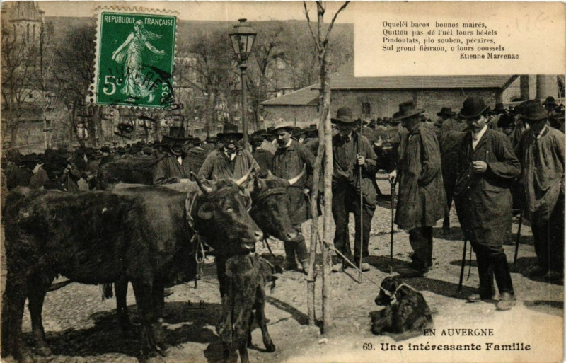 Carte postale ancienne En Auvergne - Une interesssante Famille