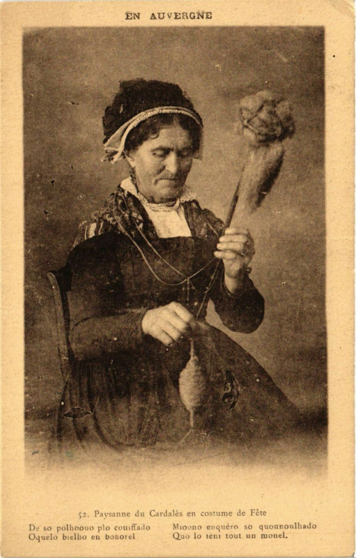 Carte postale ancienne En Auvergne - Paysanne du Cardales en costume de Fete