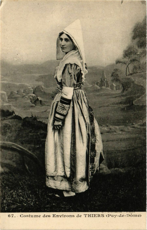 Carte postale ancienne Costume des Env. de Thiers - à Thiers