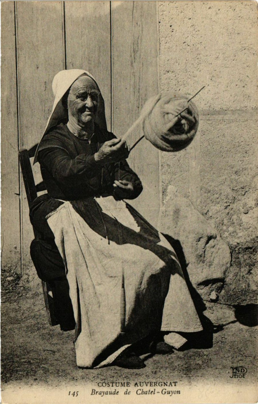 Carte postale ancienne Costume Auvergnat Brayaude de Chatel-Guyon à Châtel-Guyon
