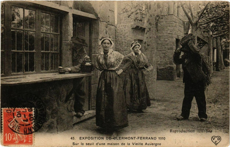Carte postale ancienne Clermont-Ferrand Sur le seuil d'une maison de la Vieille Auvergne à Clermont-Ferrand