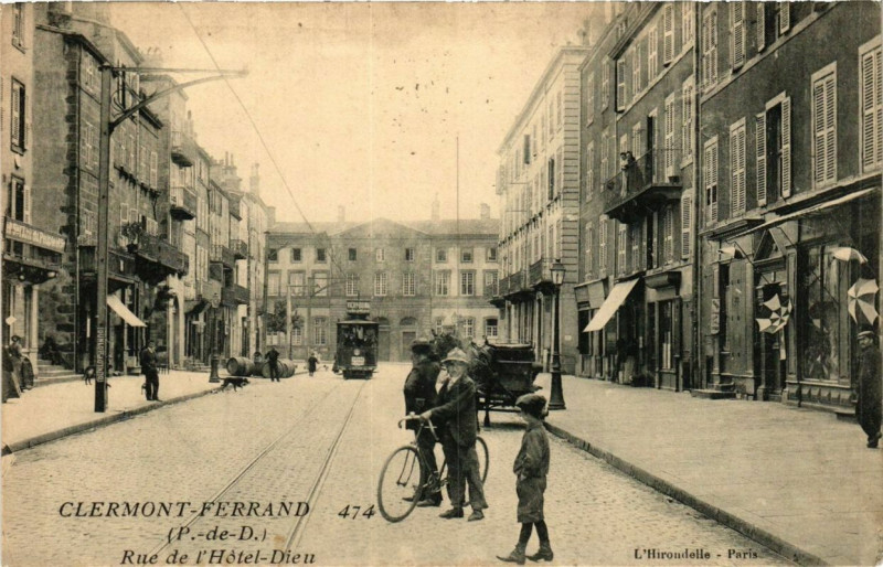 Carte postale ancienne Clermont-Ferrand Rue de l'Hotel-Dieu à Clermont-Ferrand