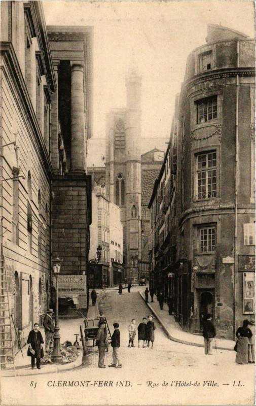 Carte postale ancienne Clermont-Ferrand Rue de l'Hotel de Ville à Clermont-Ferrand