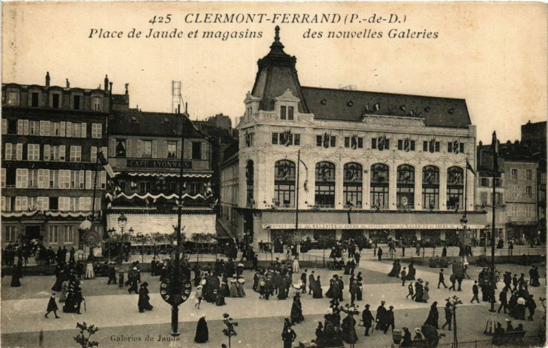 Carte postale ancienne Clermont-Ferrand Place de Jaude et magasins des nouvelles Galeries à Clermont-Ferrand