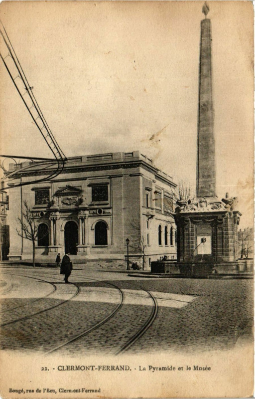 Carte postale ancienne Clermont-Ferrand La Pyramide et le Musée à Clermont-Ferrand