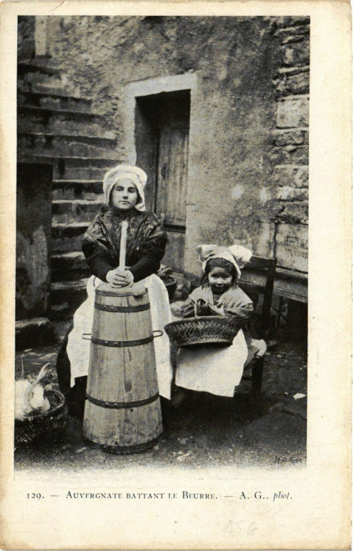 Carte postale ancienne Auvergnante battant le Beurre